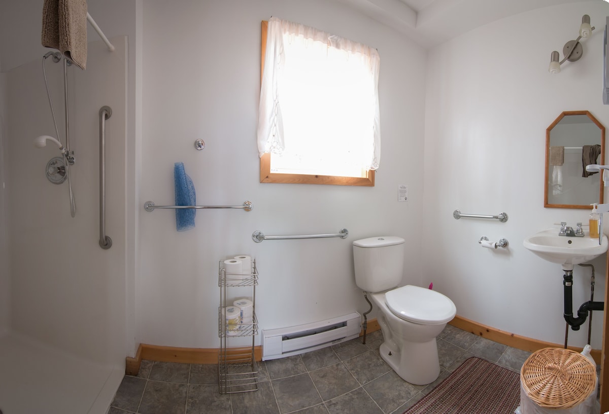 Cabot Shores的棕褐色度假木屋和热水浴缸