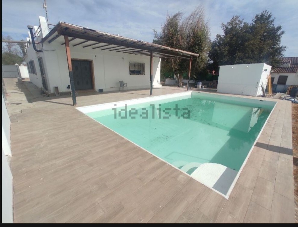 Casa con piscina, chimenea y jardín reformada