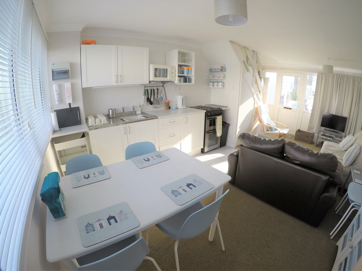 Family beach chalet, Freshwater East, Pembs, WIFI