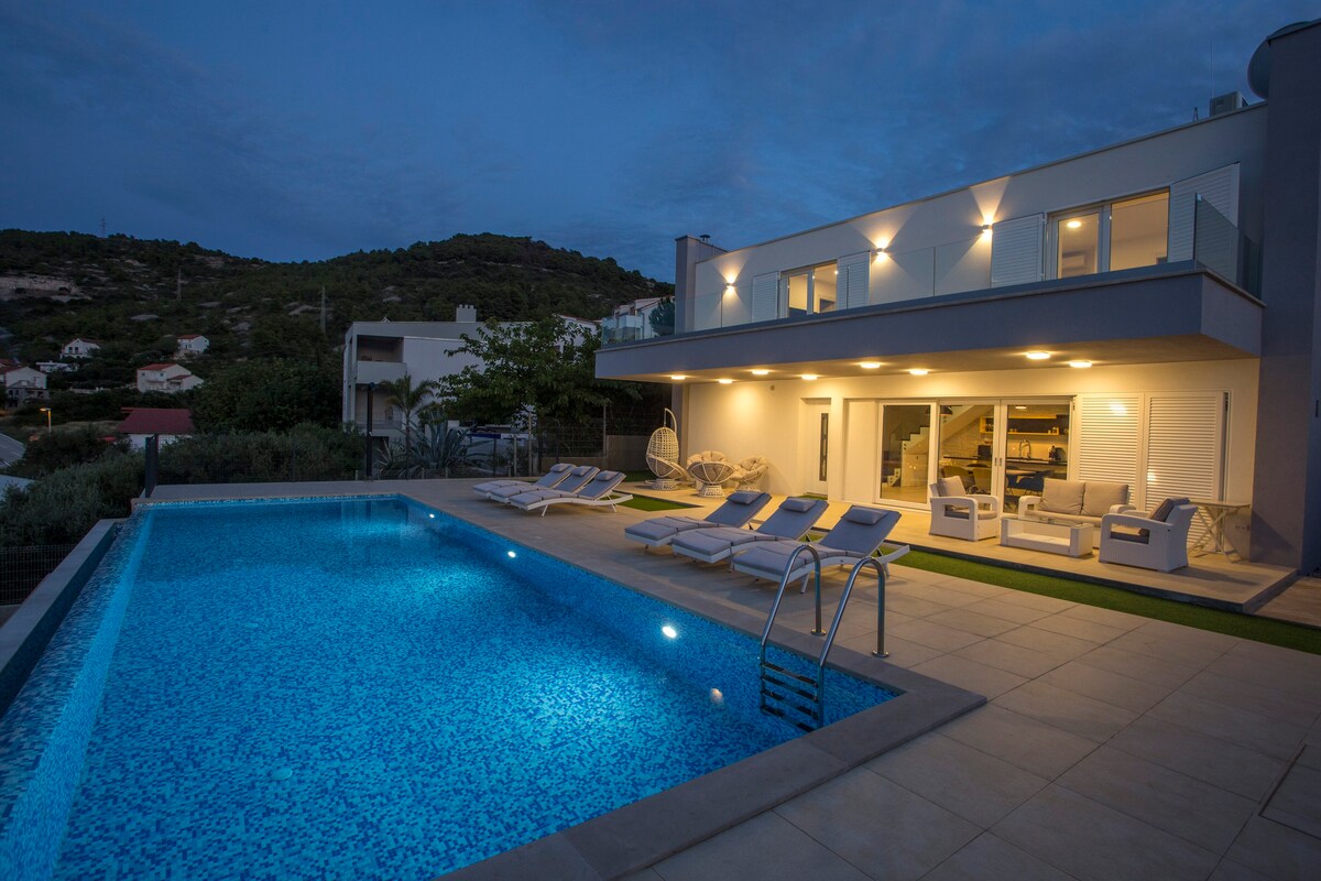 Luxury Blue Villa Onix with Private Pool Vis