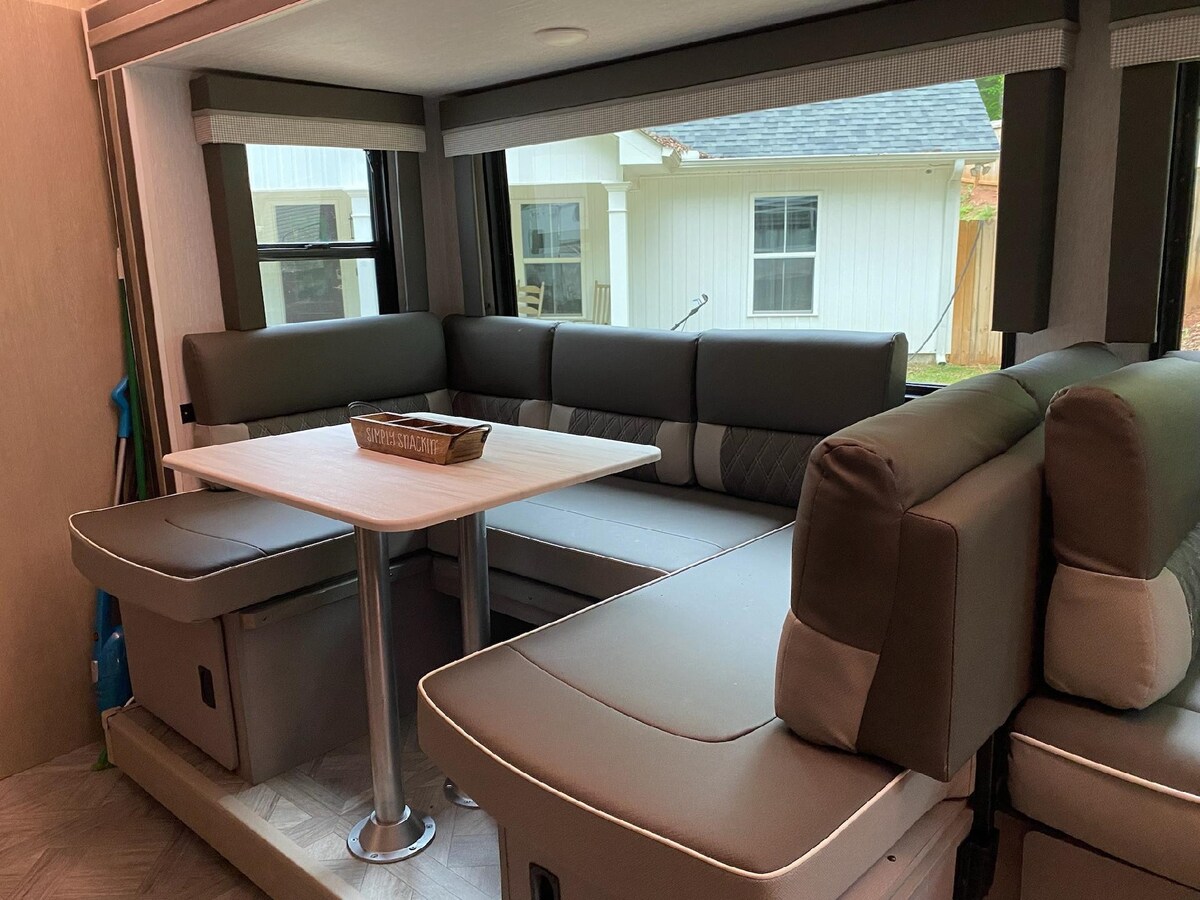 33 Ft Camper perfect for a layover/getaway