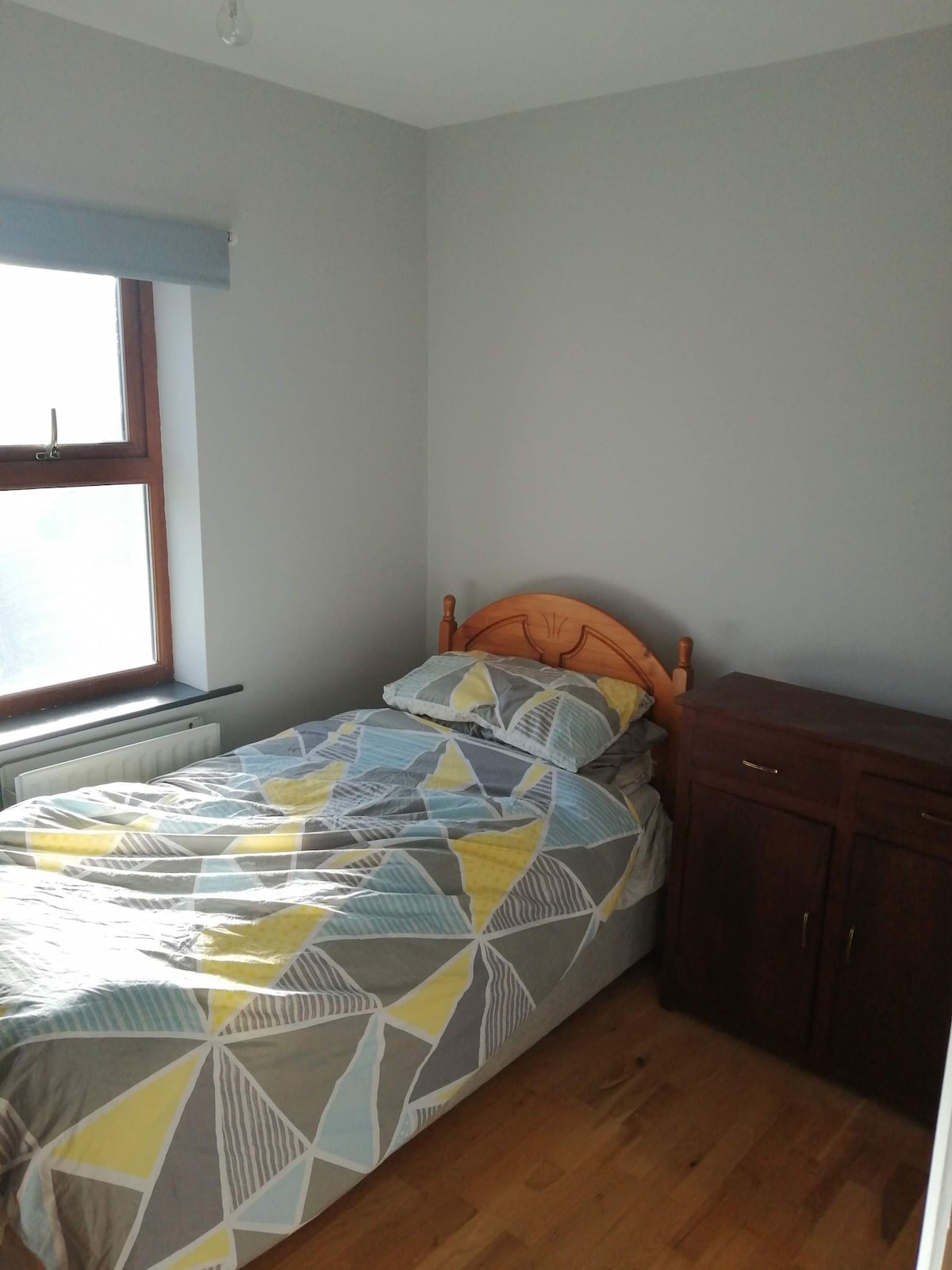 Single room in modern apt just 2 miles from Bantry