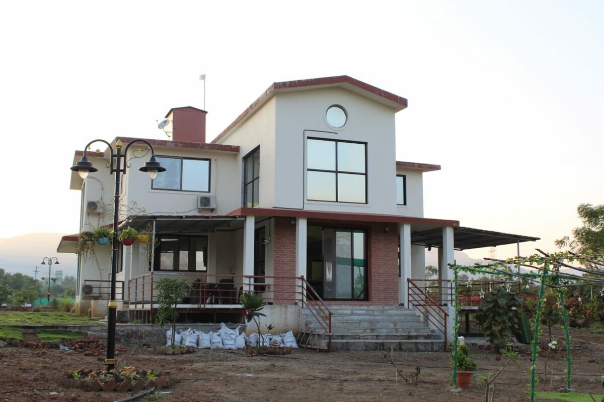 Beautiful Villa between the hills