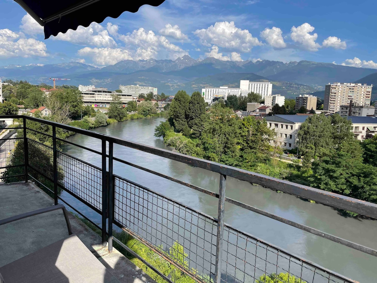 Très bel appartement au bord du fleuve de l'Isère.