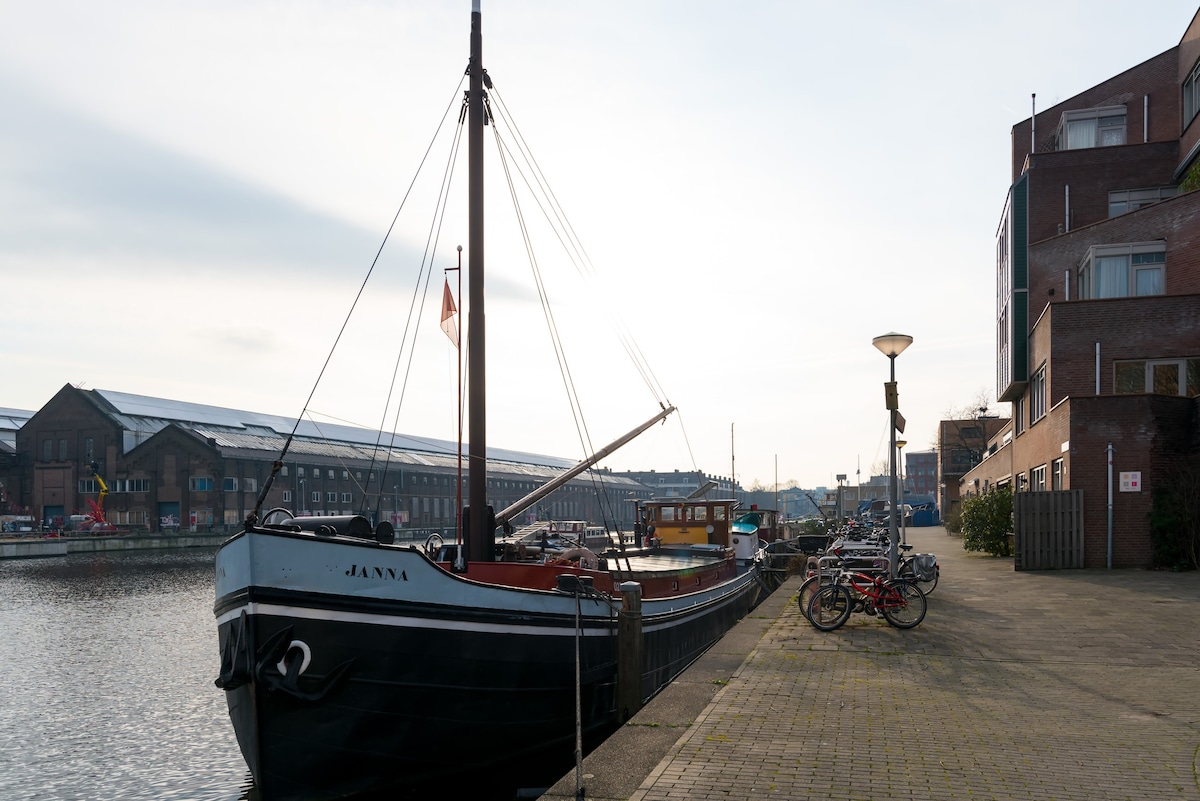 Historical Houseboat |市中心