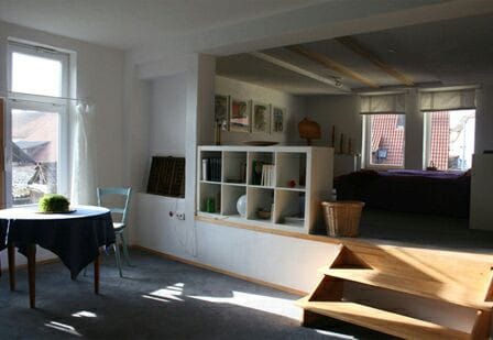 经过翻修的农舍内宽敞、阳光充足的房间