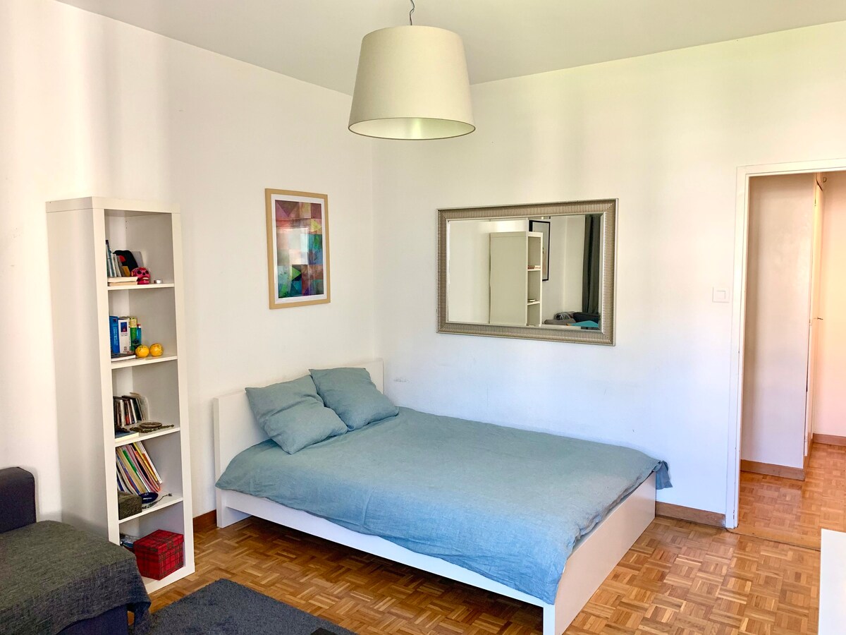 位于日内瓦市中心的舒适单间公寓！