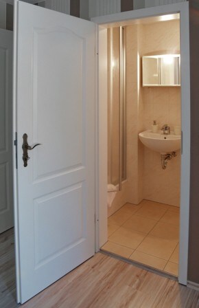 现代化单人房间，配备独立卫生间