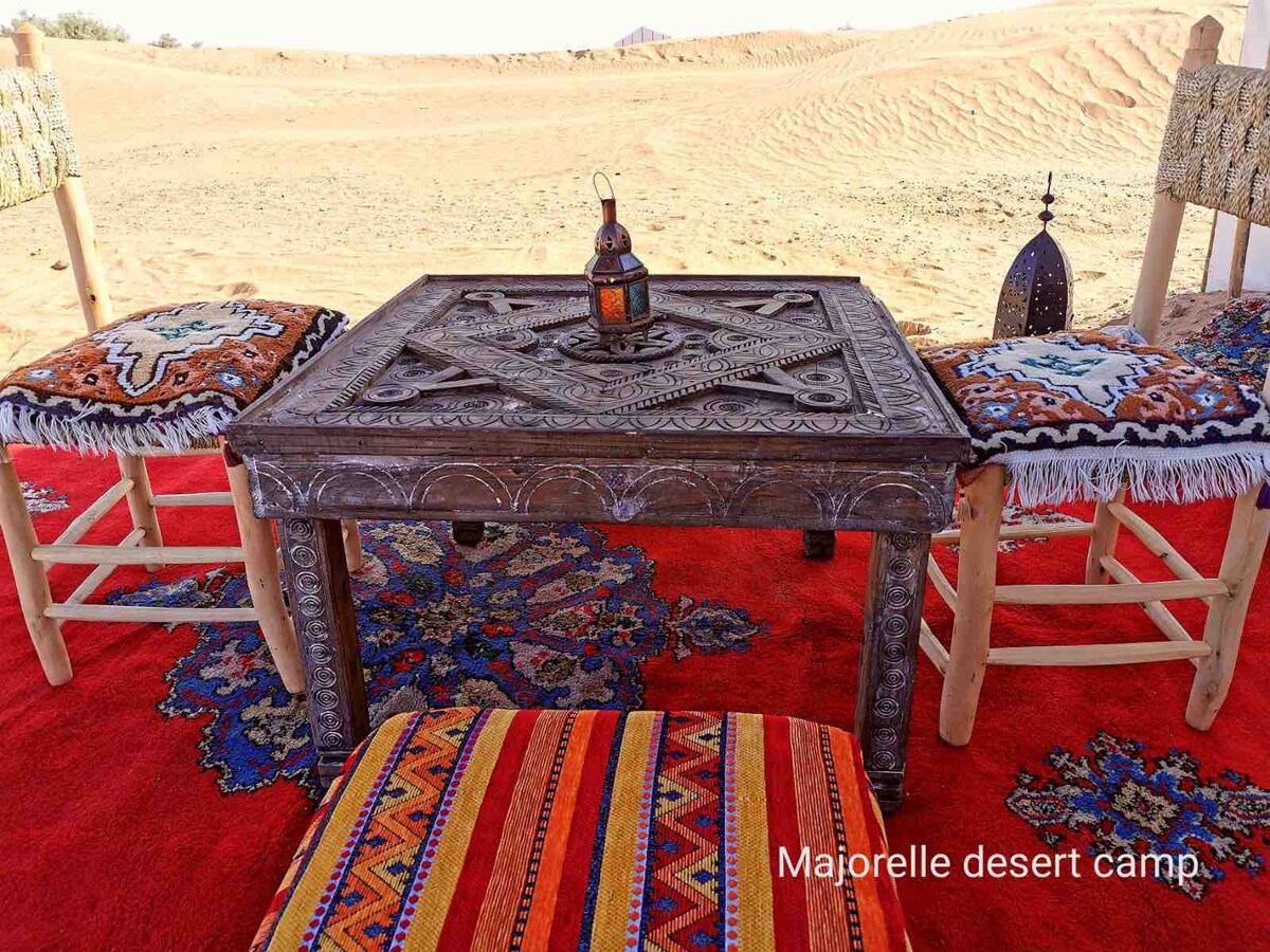 令人愉快的沙漠帐篷