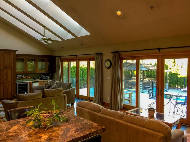 family room and swimming pool 家庭休息室和游泳池