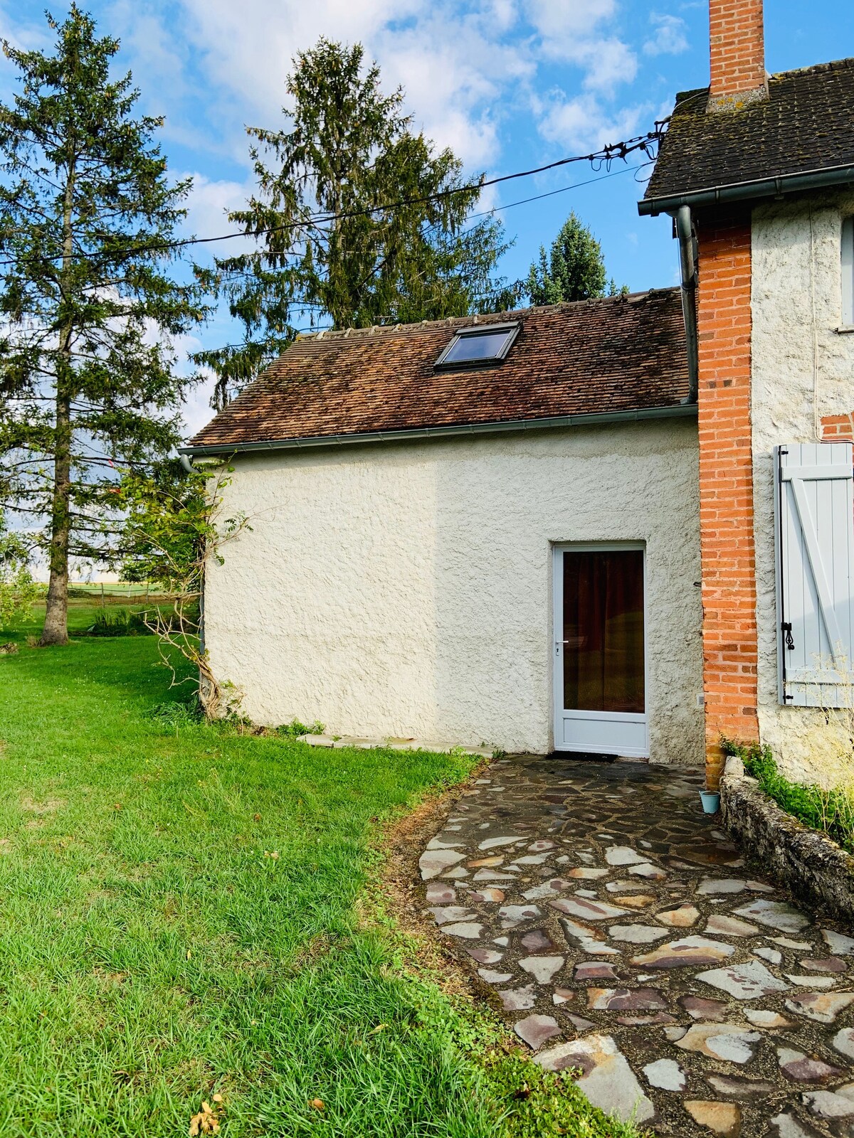 Petite  maison près de la forêt