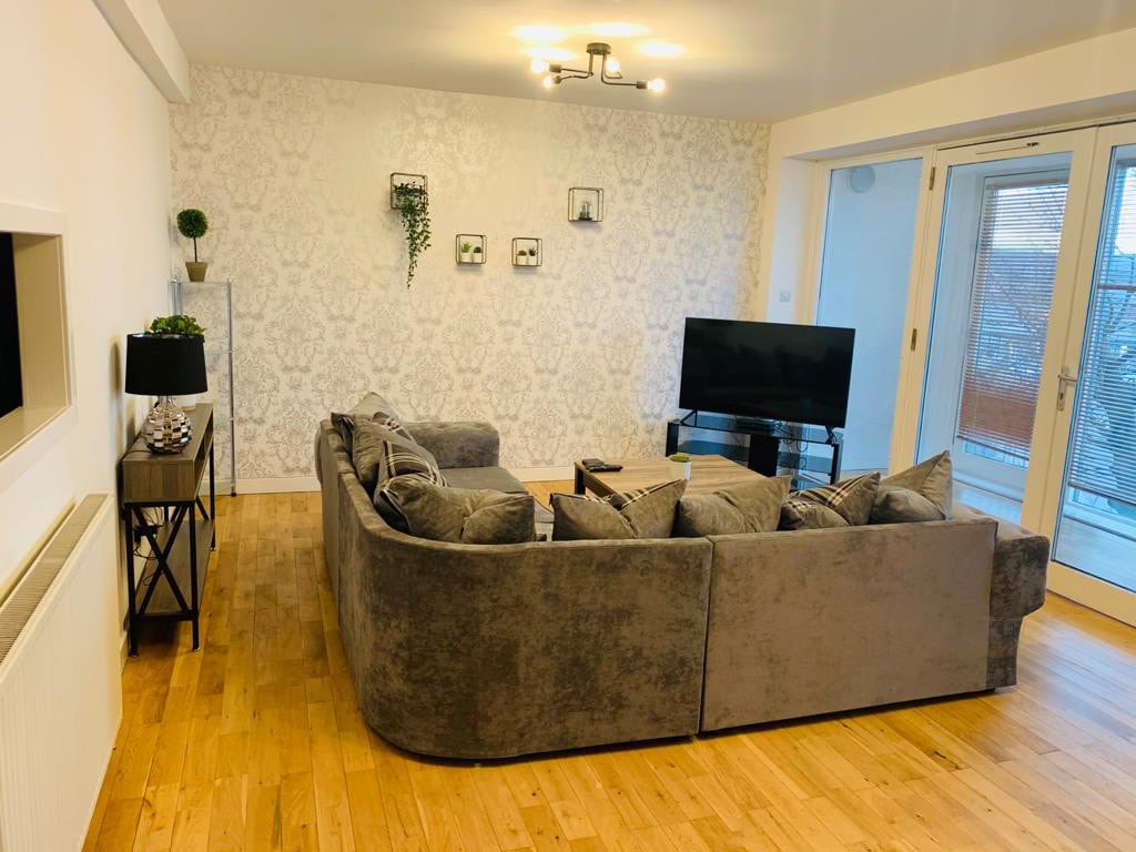 Modern 2 Bed Apartment, Close to Gla Airport & M8