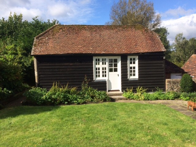 The Old School House Liphook -热水浴池和网球场