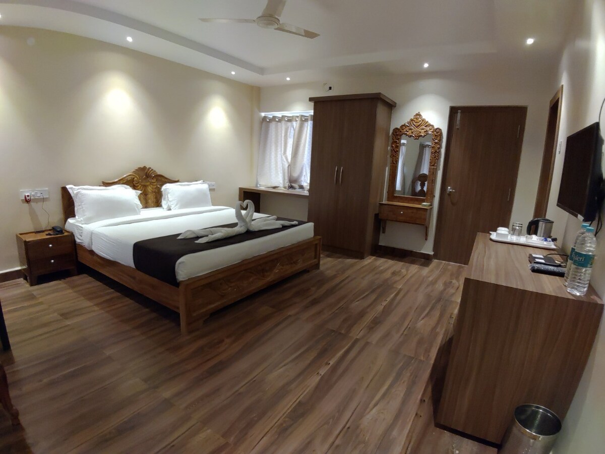 带私人阳台和山景的套房客房| Odisha
