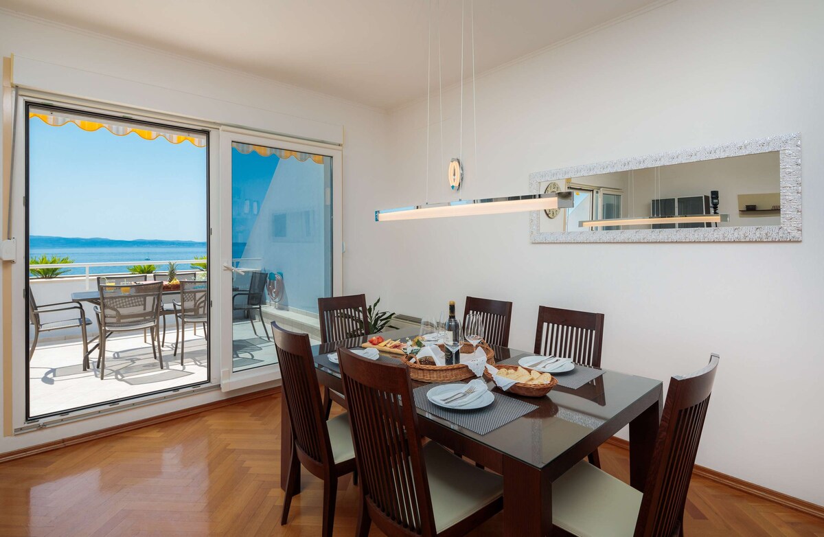 FIRST ROW - Luxury Seaside Apartment Amphora