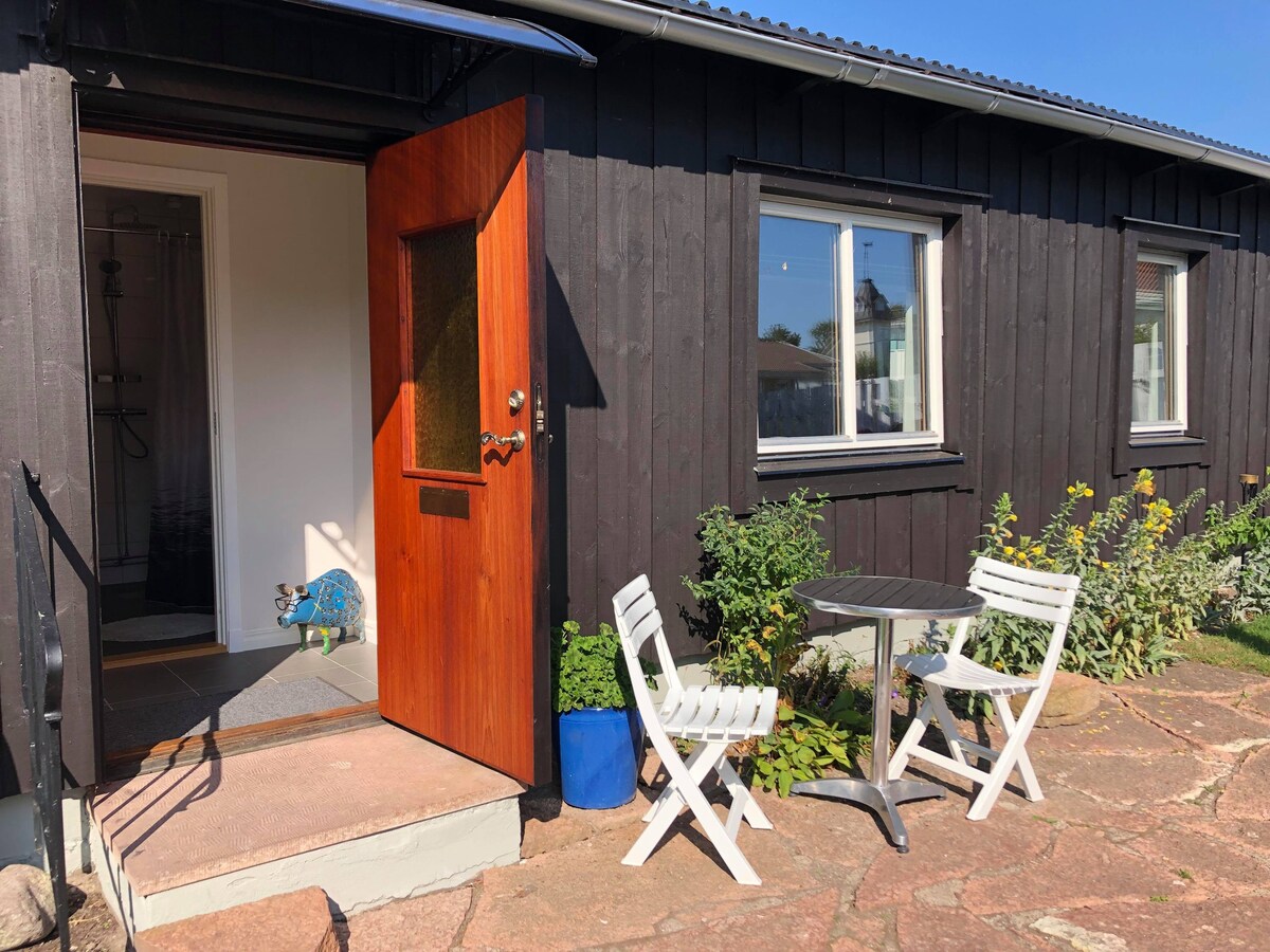 位于Borgholm市中心的新鲜小屋，设有独立入口