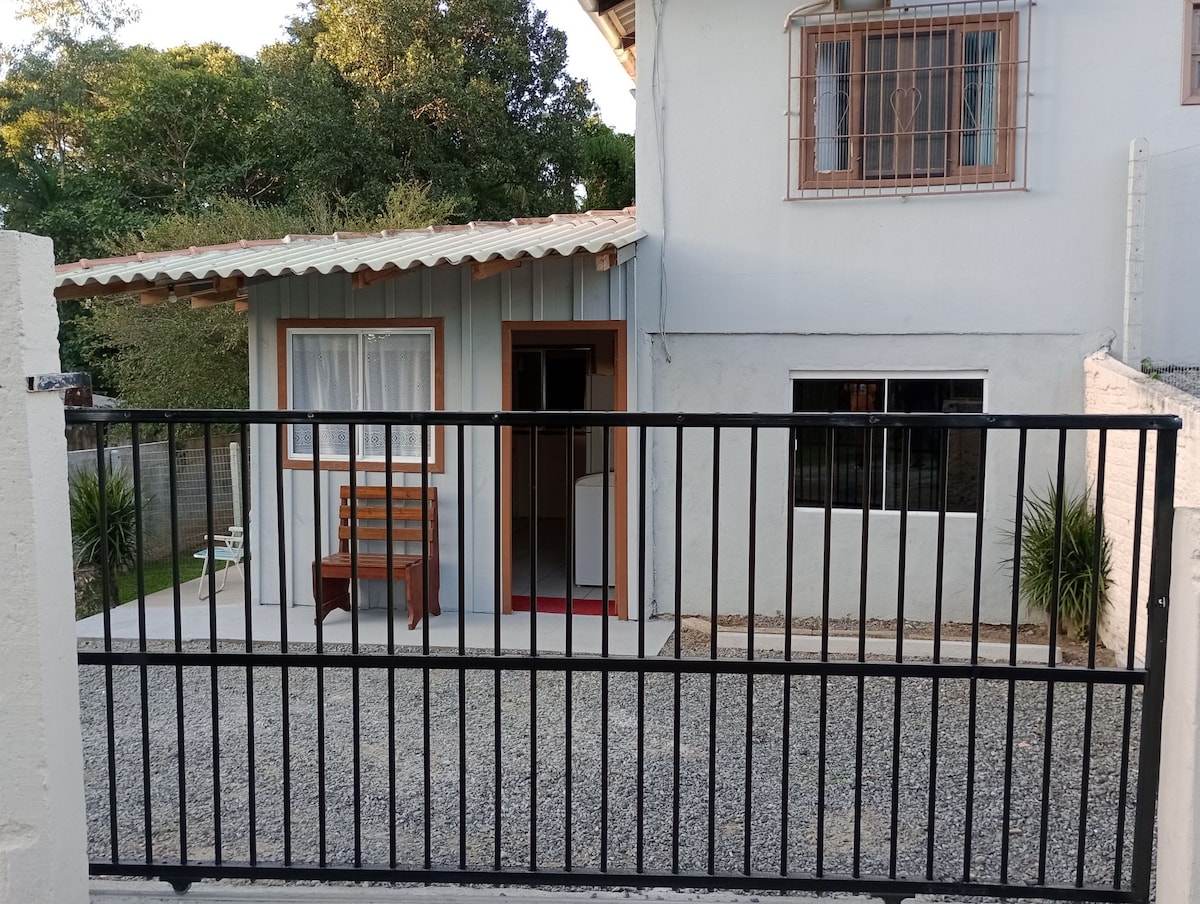 Casa com pátio, dois quartos, estacionamento