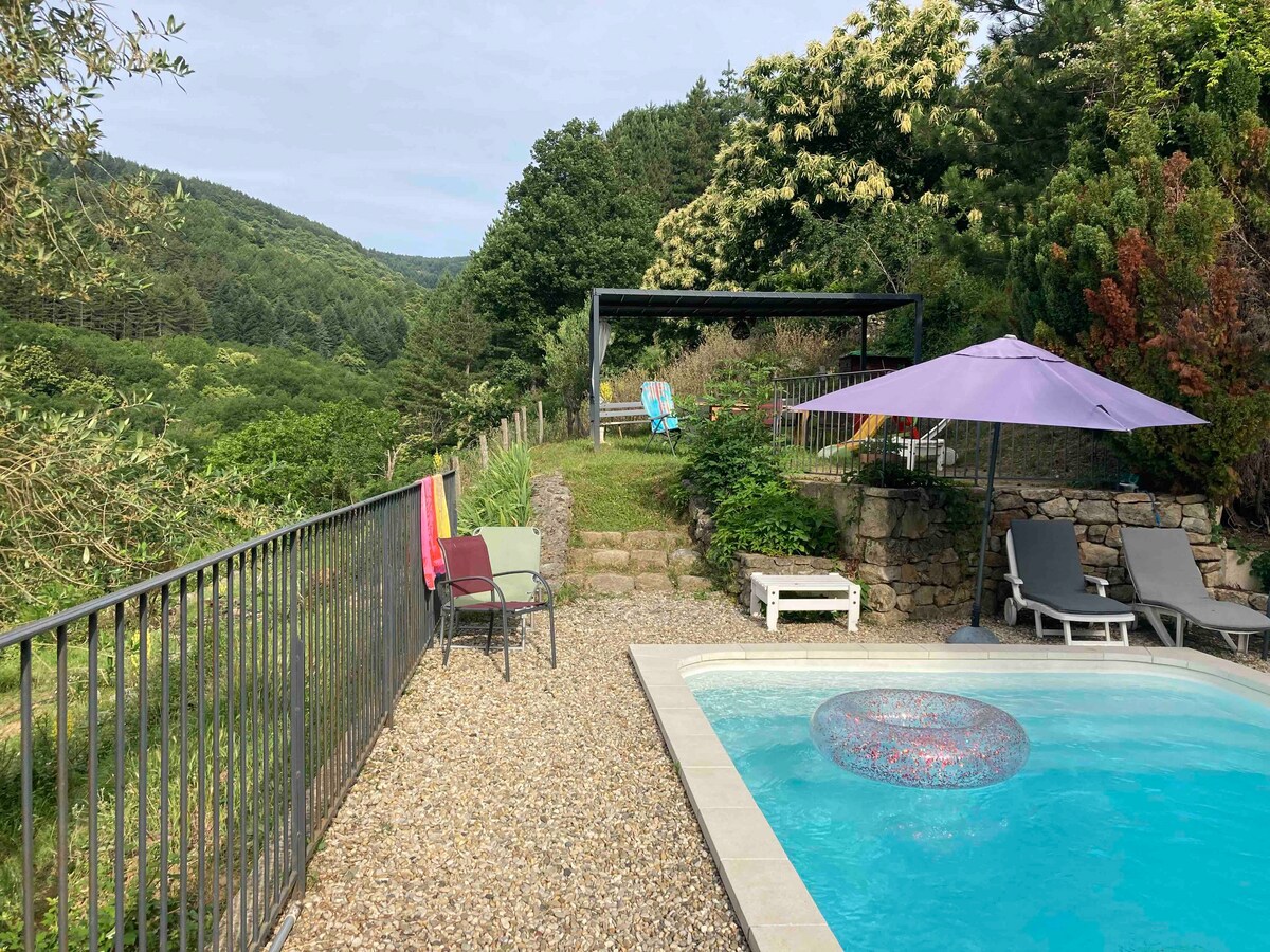 Maison en pleine nature avec piscine