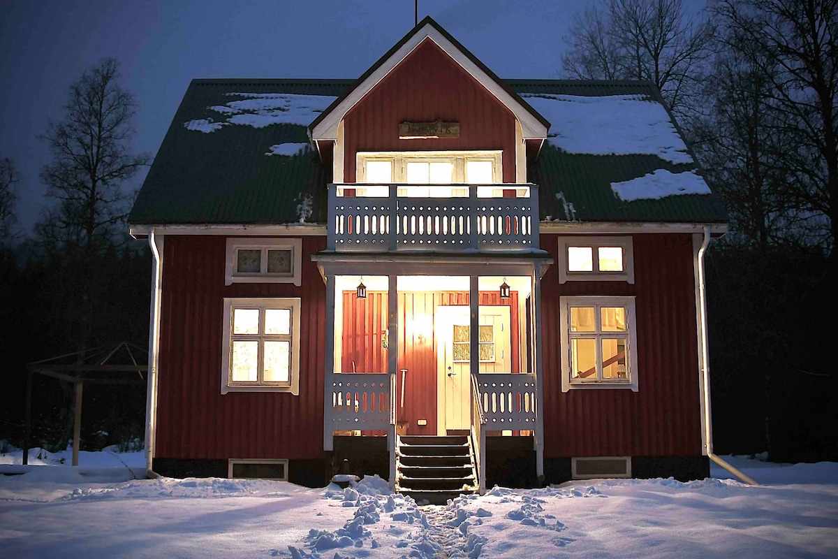 森林中舒适的瑞典民宅，带宽敞的花园