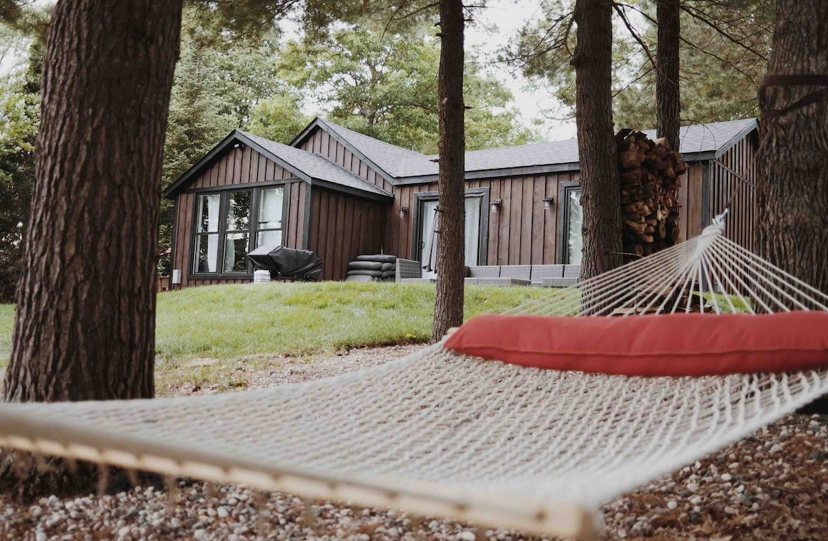 Lakefront cabin retreat-private hot tub w/ a view!