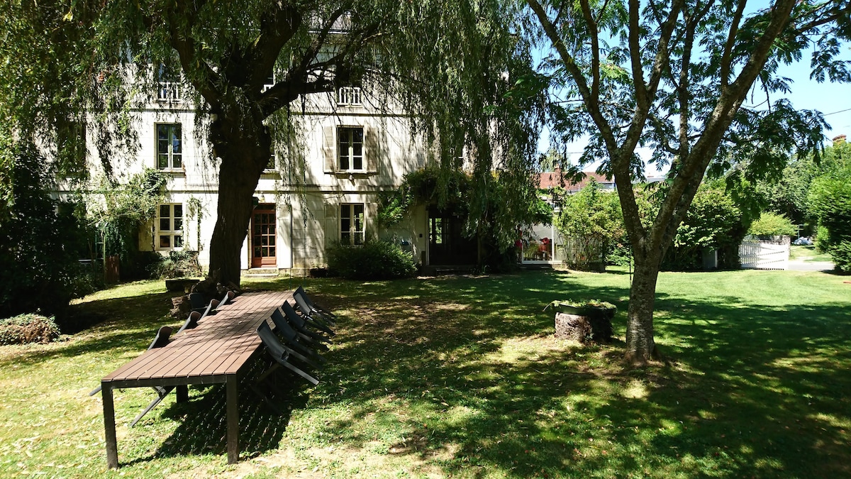 Moulin XIXe, rivière, jardin clos, 6 ch. 14 pers.