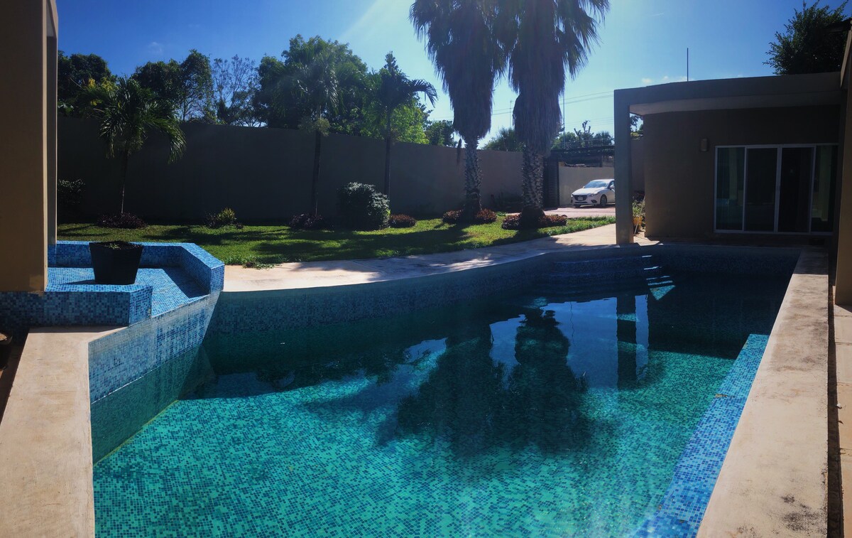 距离梅里达（ Merida ） 20分钟的带泳池的休息室。