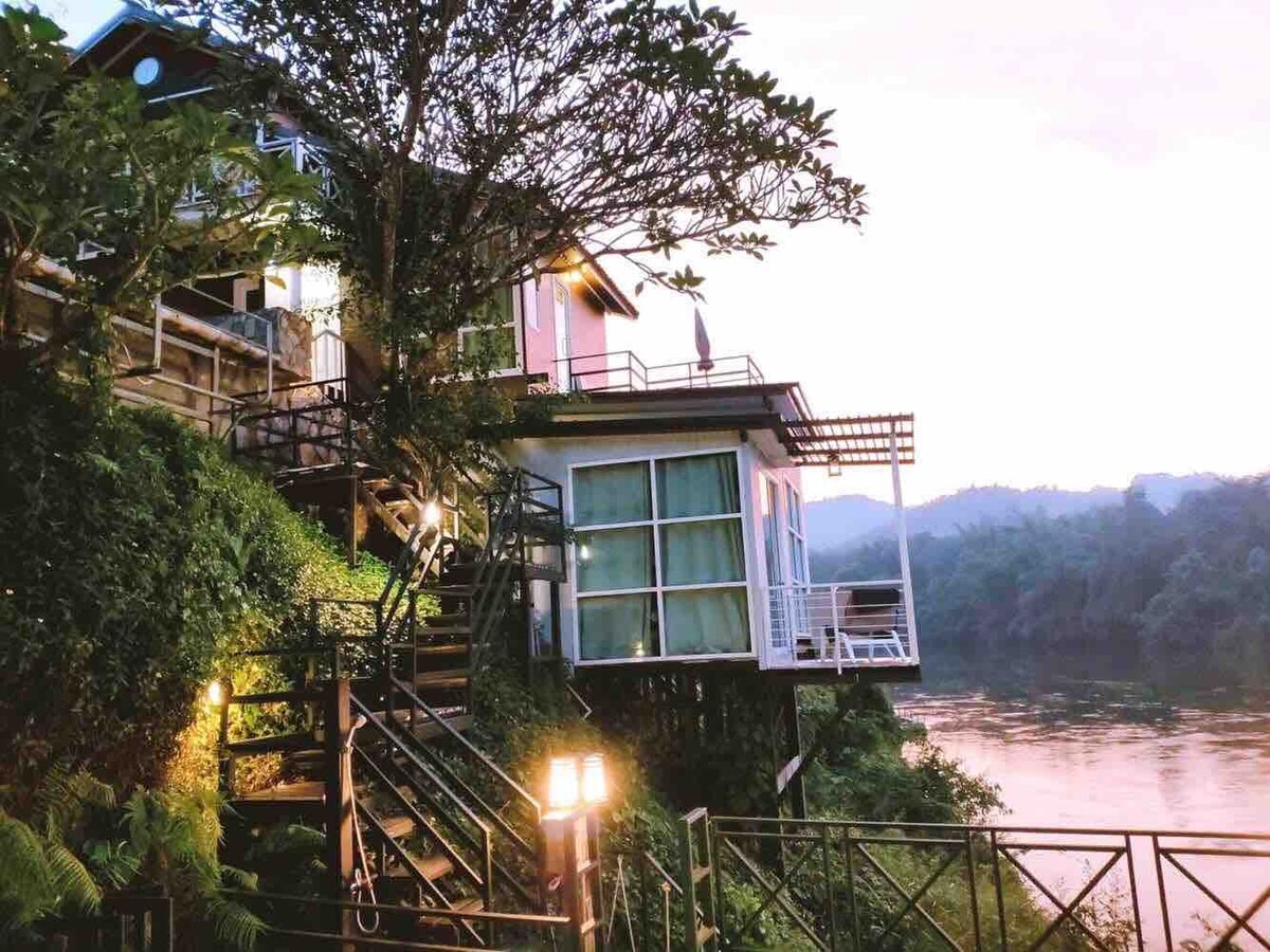 Superior Bungalow stunt the River Kwai and views.