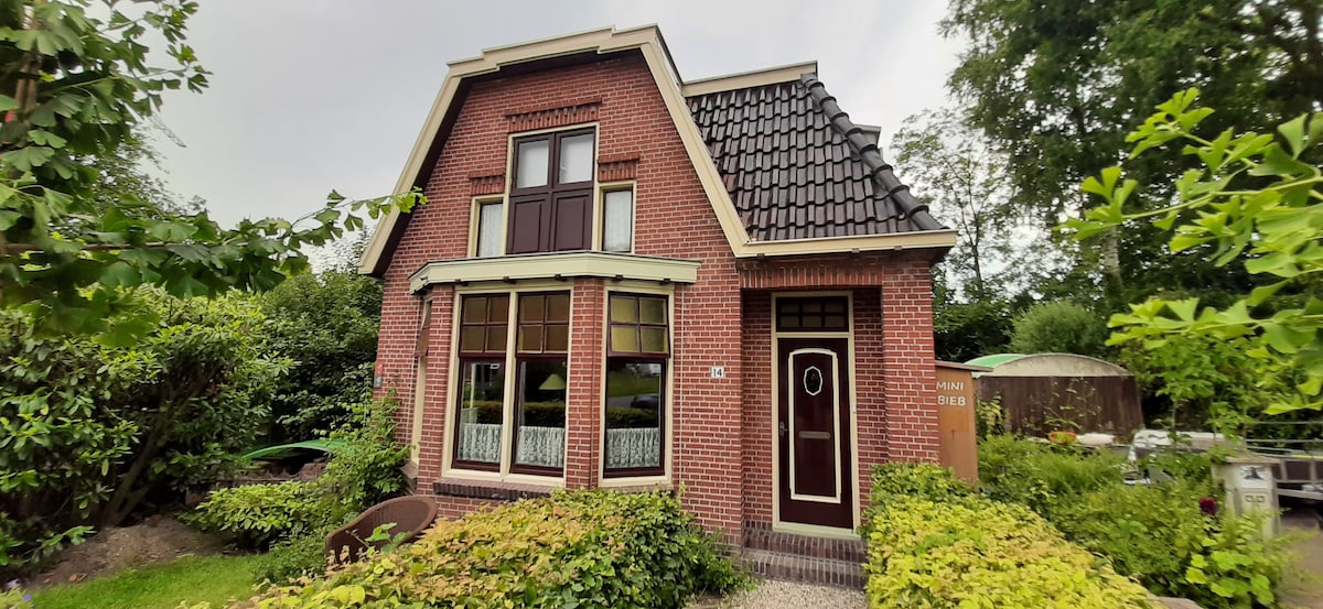 B and (B) Op Steendam, the Front House