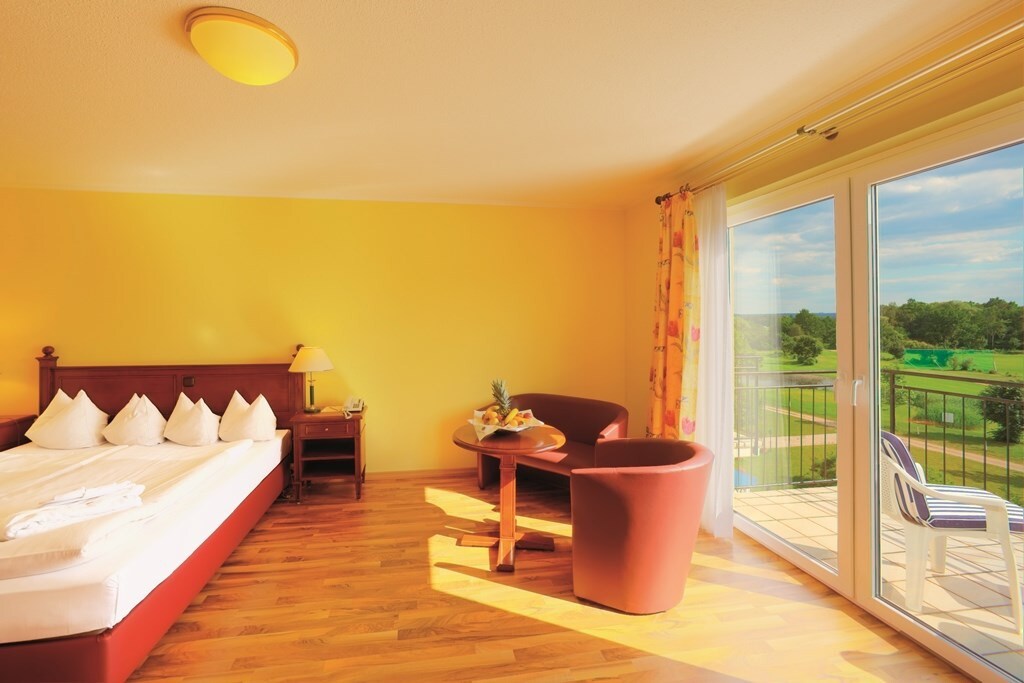 Dorint Marc Aurel度假村（ Bad Gögging ） ，豪华套房（约50平方米） ，配有双人床和阳台，高尔夫球场一侧