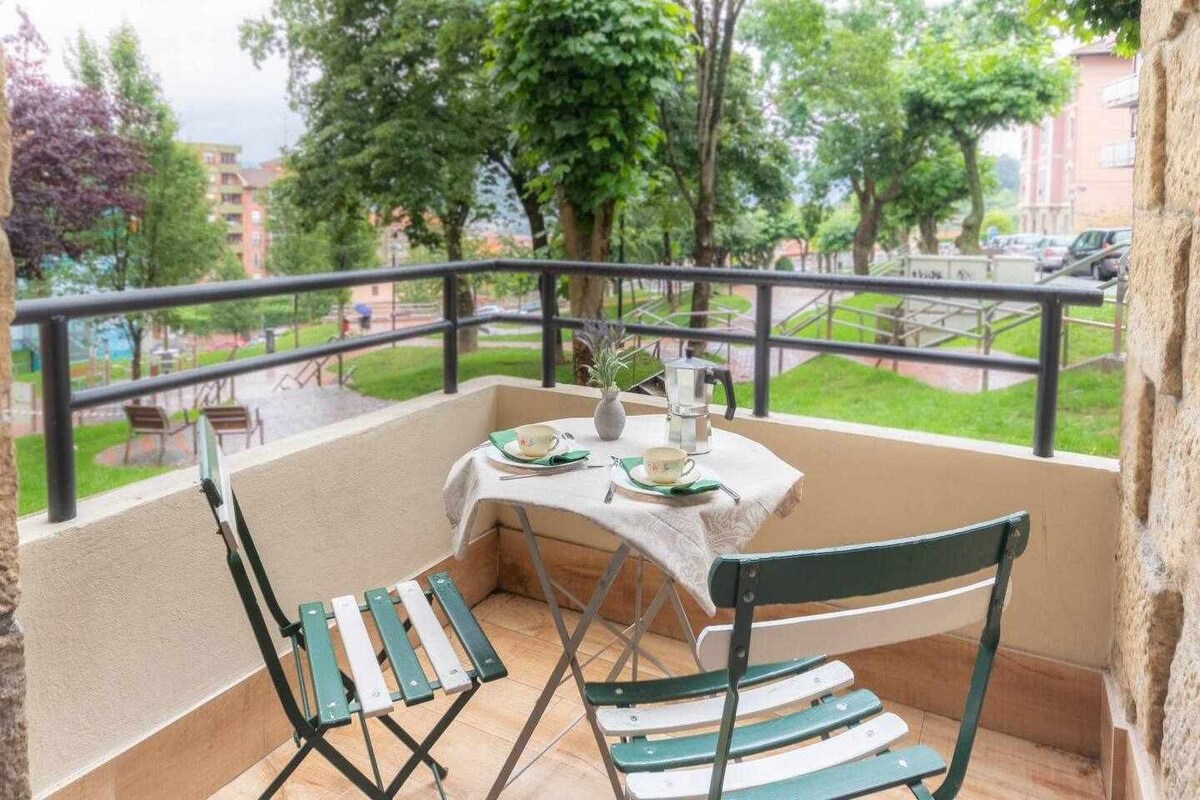 位于大毕尔巴鄂的KUIA公寓，带露台，可眺望公园