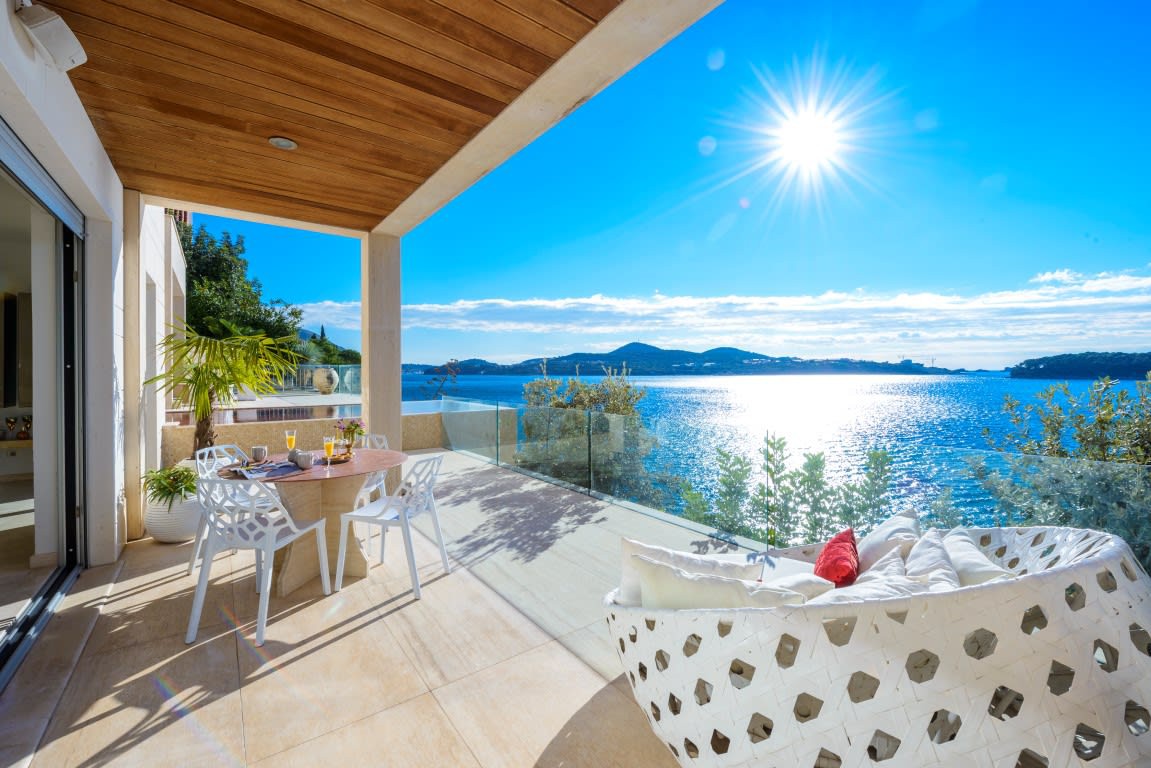 Enticing Seacoast Villa at the Edge of the Adriati