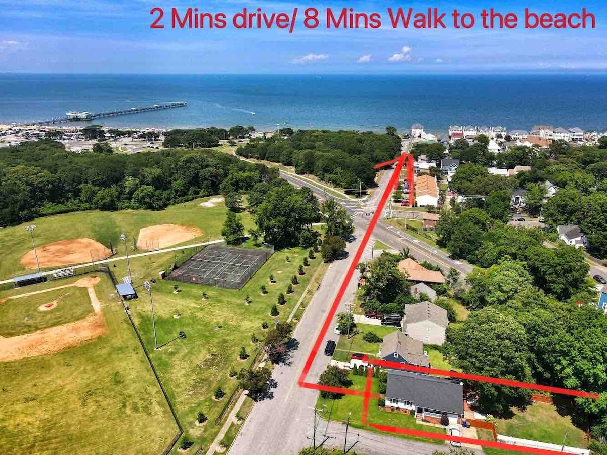 8 minutes walking from Sarah Constant Beach Park