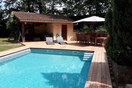 Maison de charme, piscine, terrasse, jardin,calme