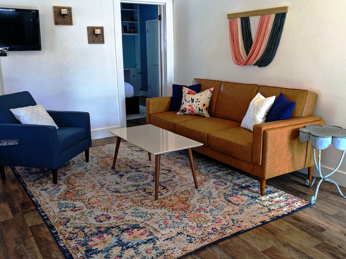 The Bloom: Downtown, Cheerful 2-BR with Sunny Deck