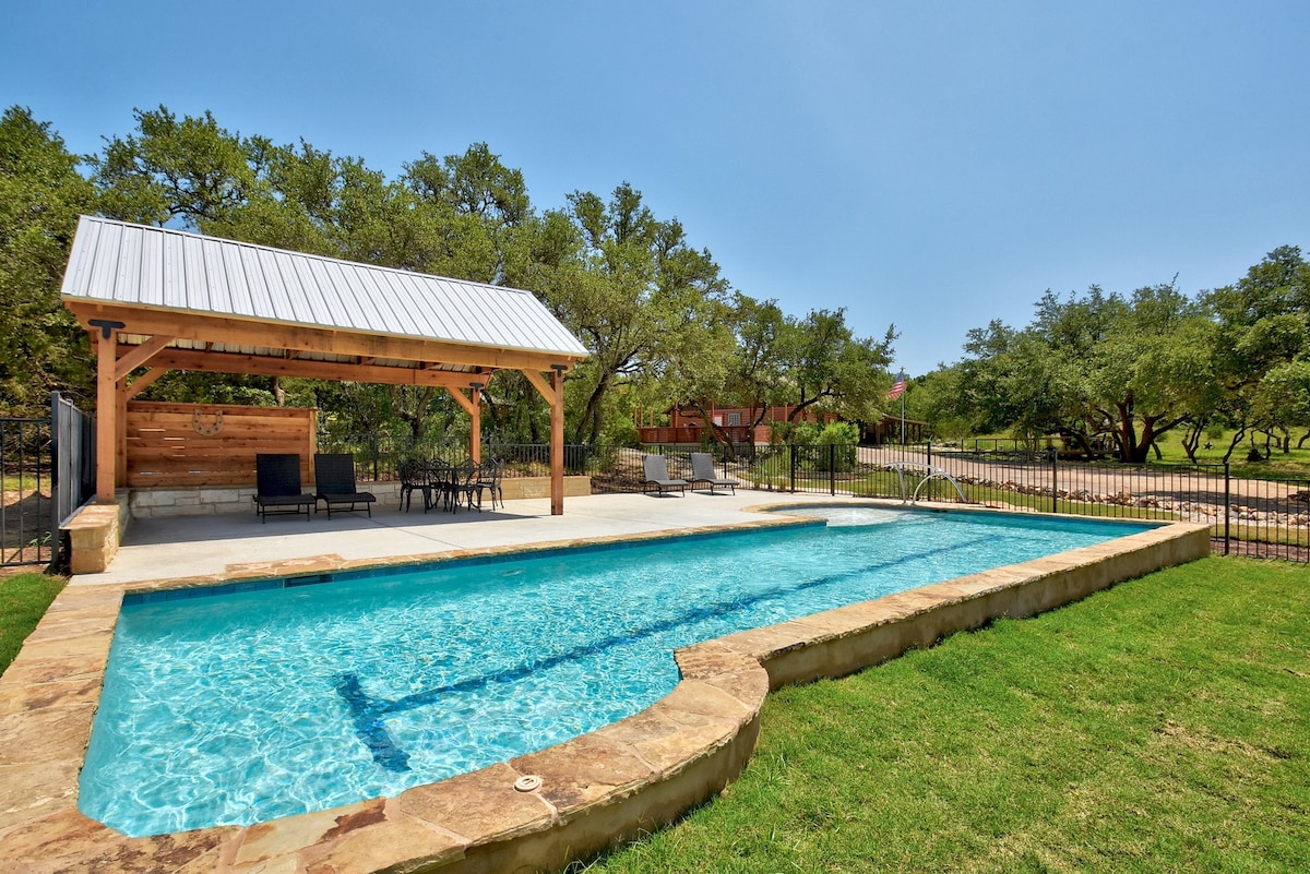 Spacious One-Level Cabin w/Private Pool