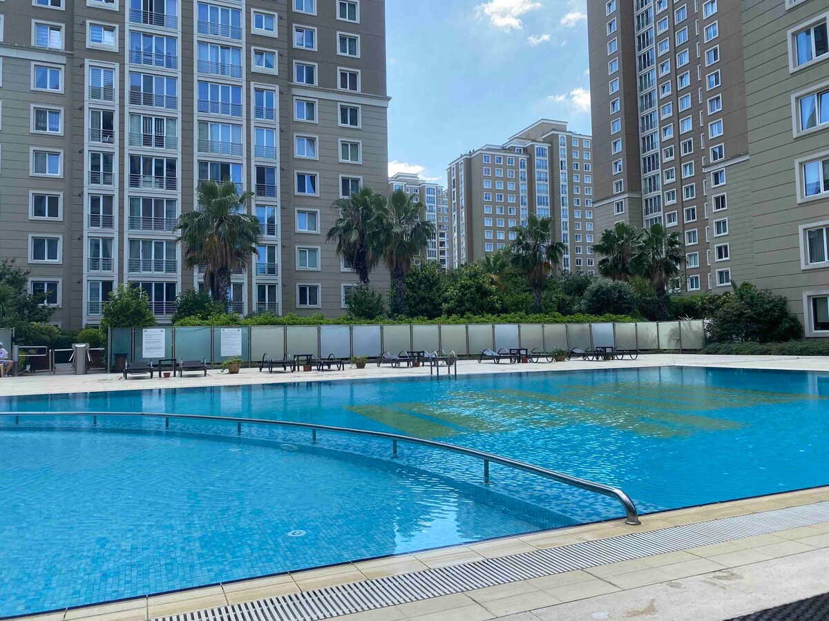 Lux furnished 2+1 pool apartment in Finance Center