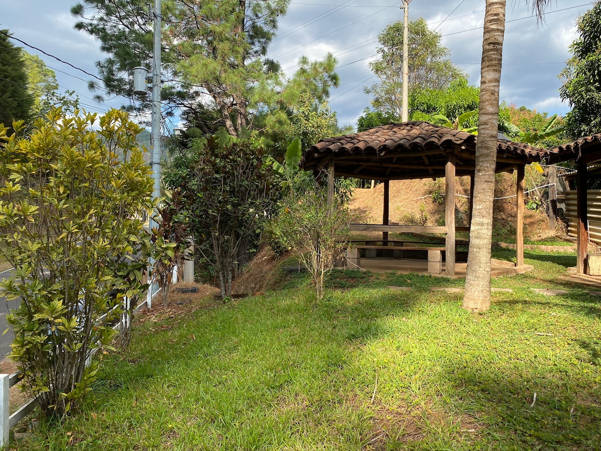 鲁塔德拉巴斯小木屋，被大自然环绕