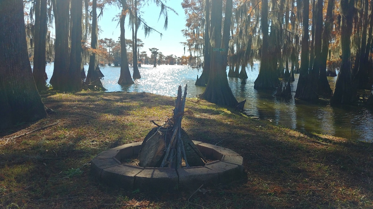 位于卡多湖（ Caddo Lake ）的鹈鹕房源（船坡道和皮划艇）