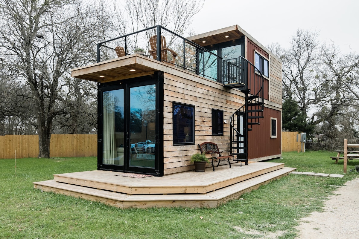 The Helm-2- Story Container Home ，靠近Magnolia Market