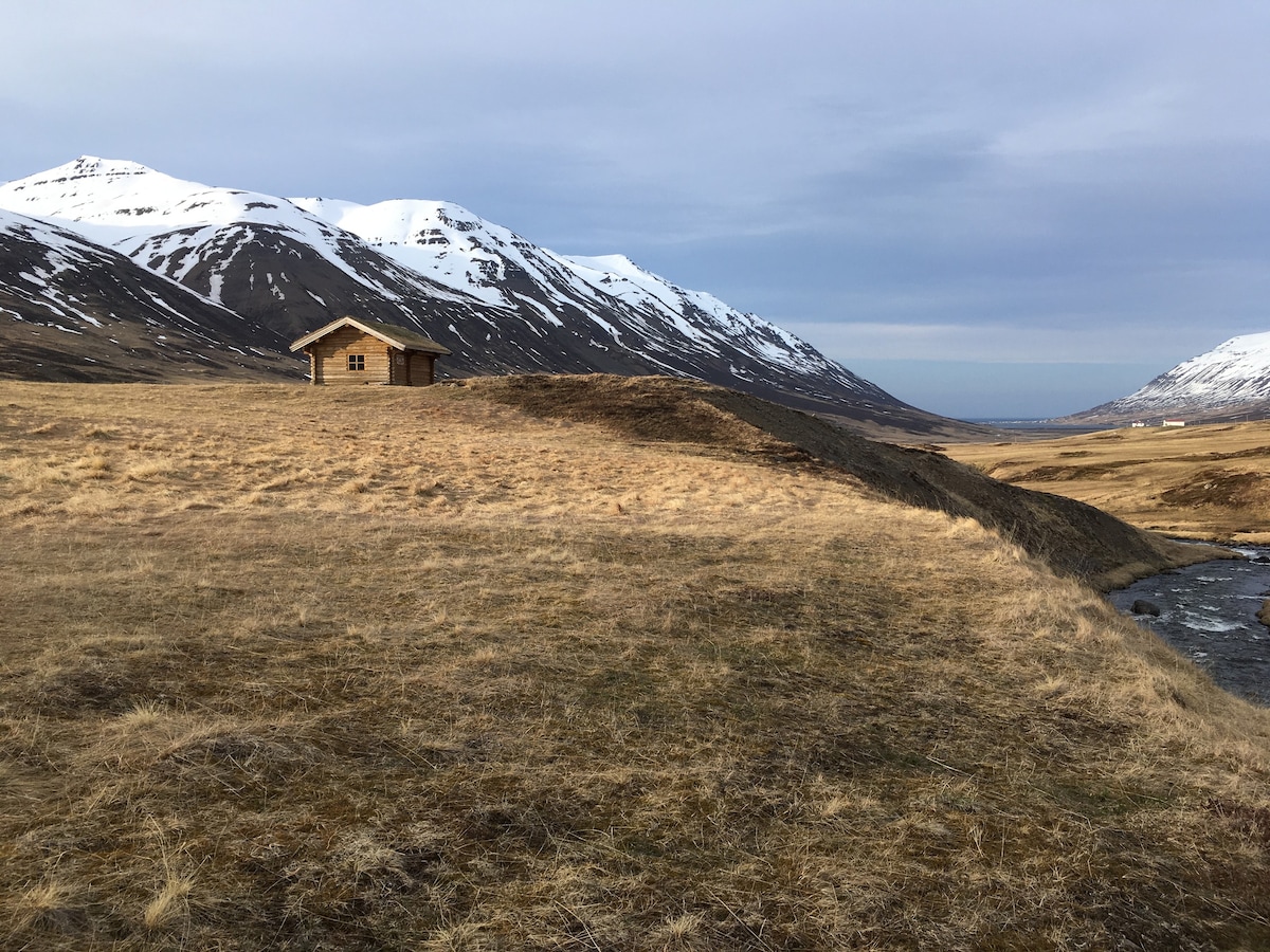 美丽山谷中的小屋