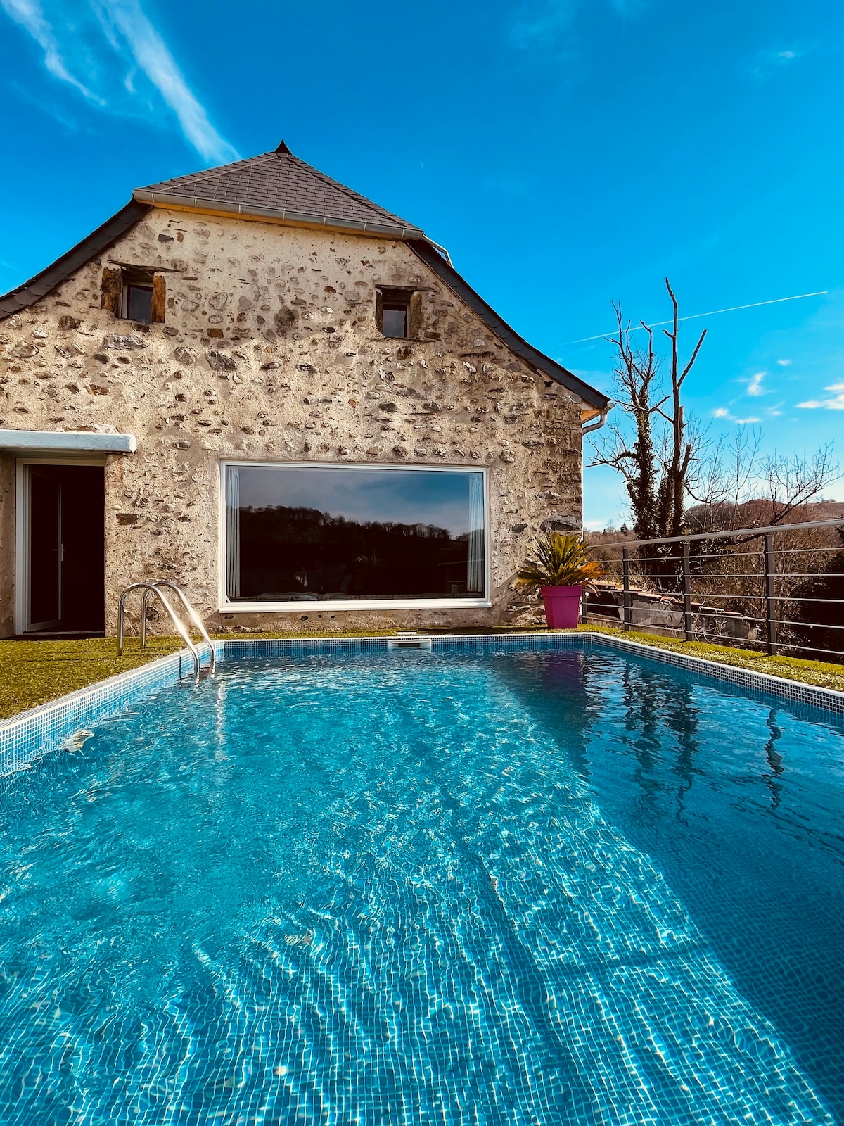 带泳池和热水浴缸的La Grange des Pyrenees