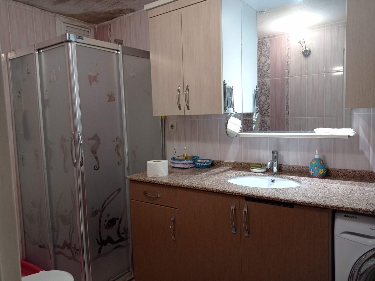 Bayraklı merkezde, ulaşımı kolay kiralık oda