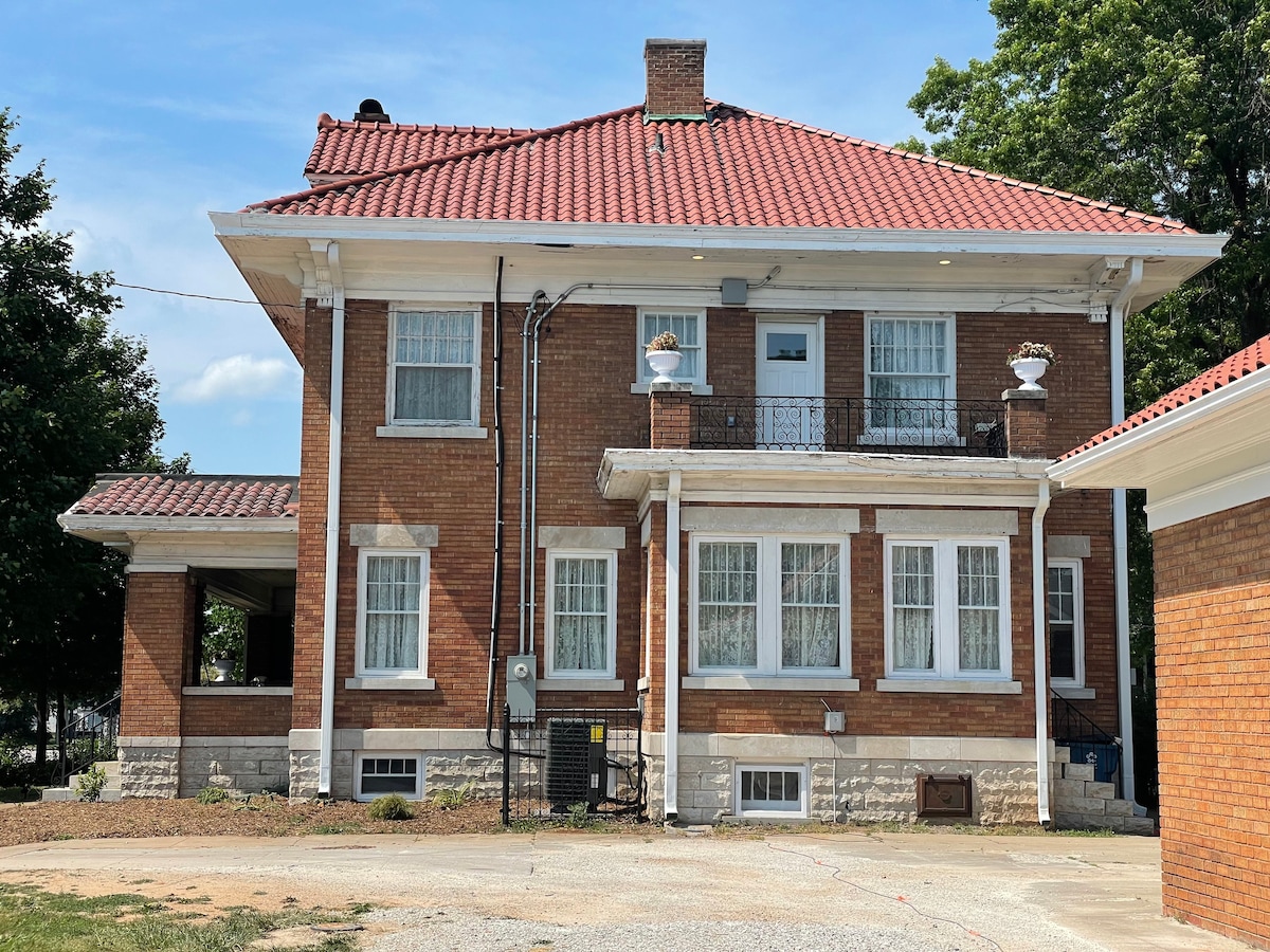 Large historic,  1 block from MSU.  Hammonds, OTC