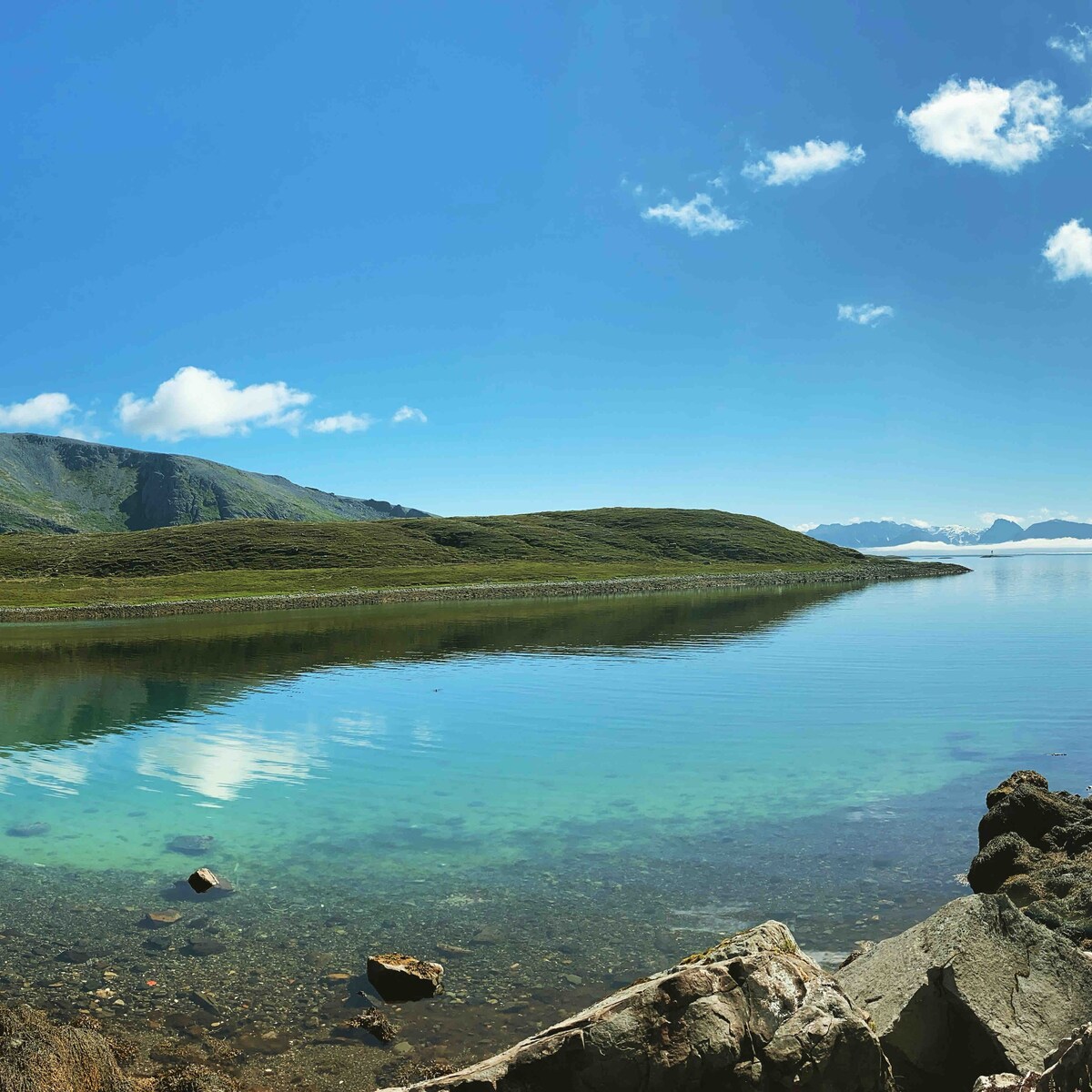 Idyll i Hasfjord i Hasvik kommune på Sørøya.