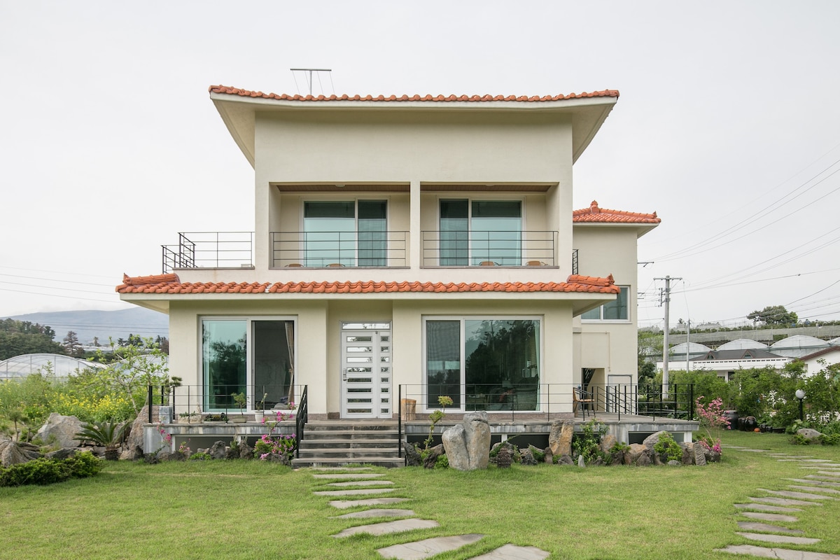 Shirune Pension,安静而偏僻, Seogwipo-si ^ ^ (房间202)