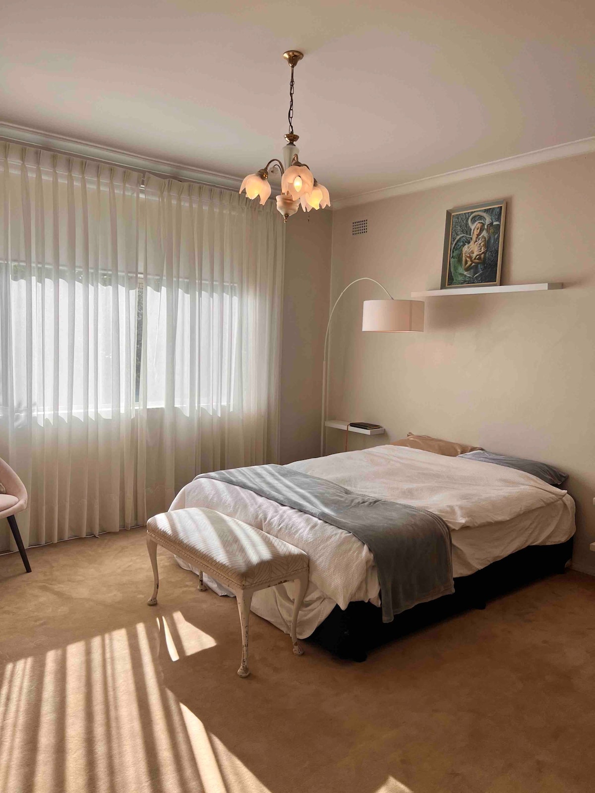 Woollahra漂亮的标准双人床卧室，带套房