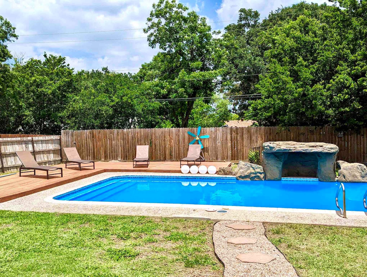 Alamo City Escape! 4bd w/Pool/Hot Tub/BBQ/Arcade