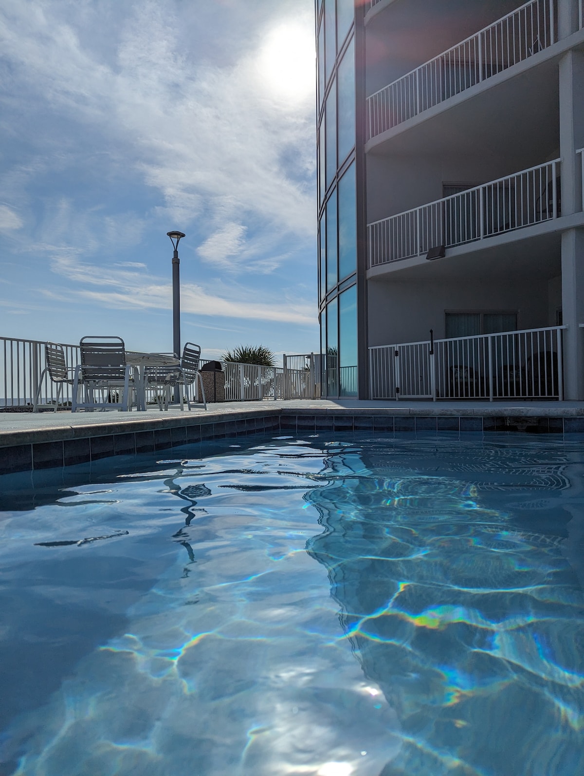 泳池甲板上令人垂涎的公寓，直接在海滩上。