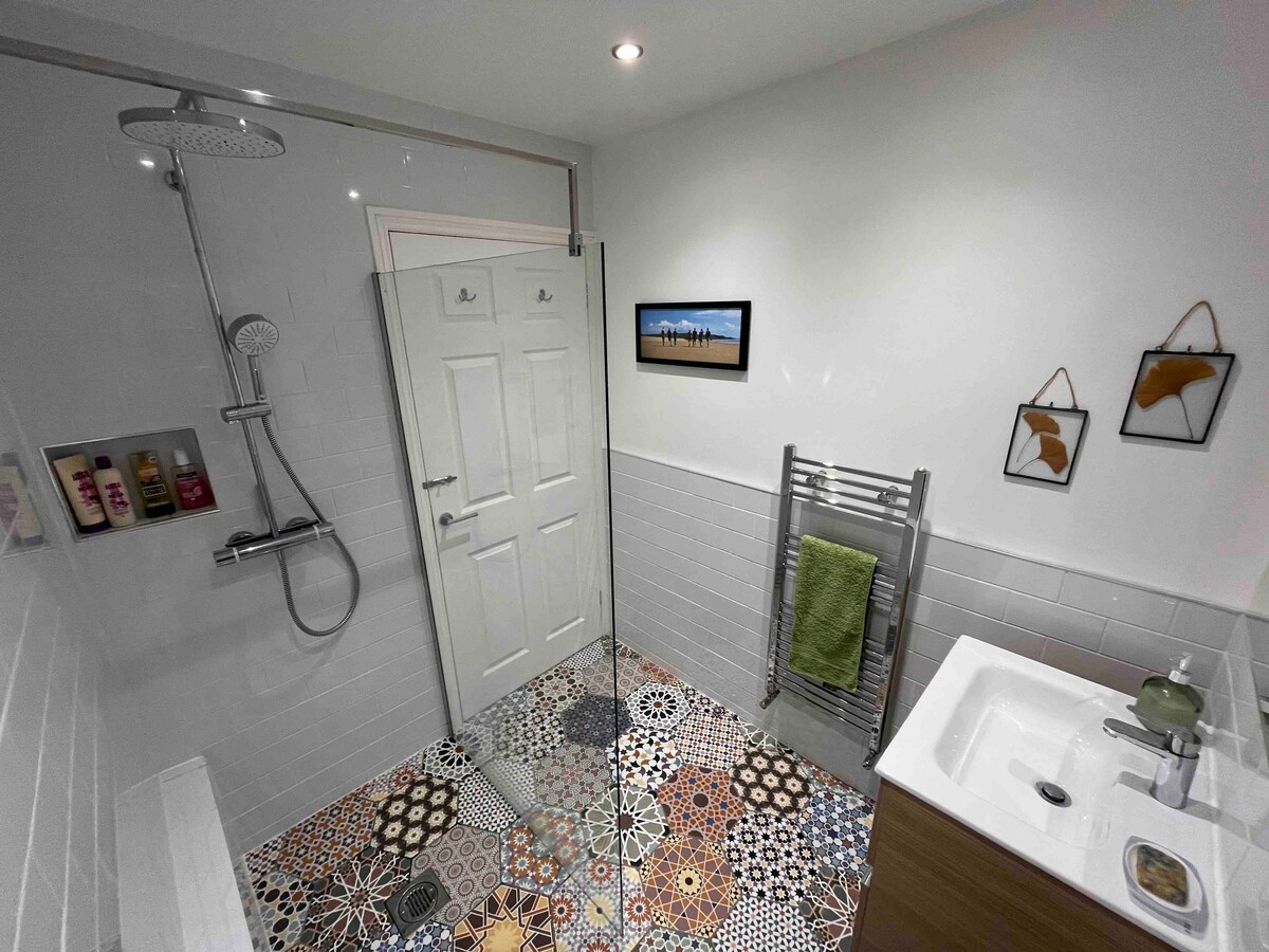 Private room & bathroom in Hawarden