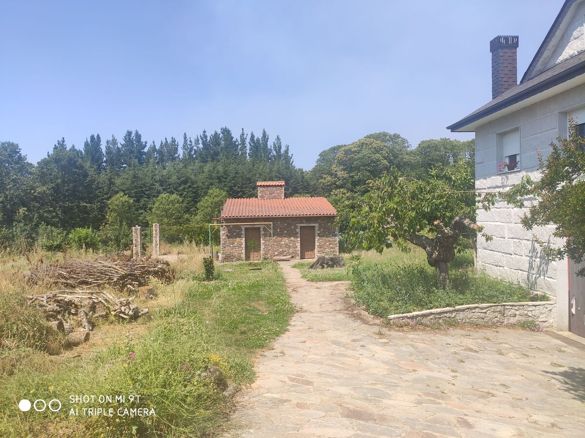 Charming House in the middle of the nature, surrounded by a huge garden and beautiful views. We have 2 bedrooms available, kitchen, dining room and bathroom will be shared.